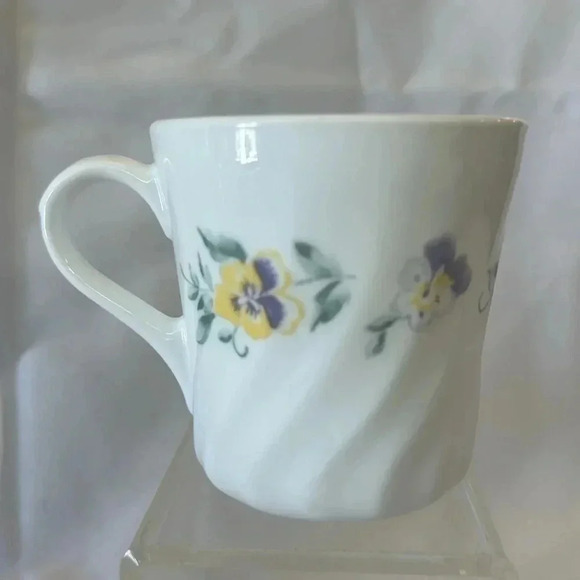 Corelle GARDEN PORTRAIT 2 Bread Dessert Plates and 2 Cups - Picture 5 of 6